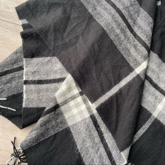 V. FRAAS Made in Germany Plaid Shawl - Picture 10 of 12